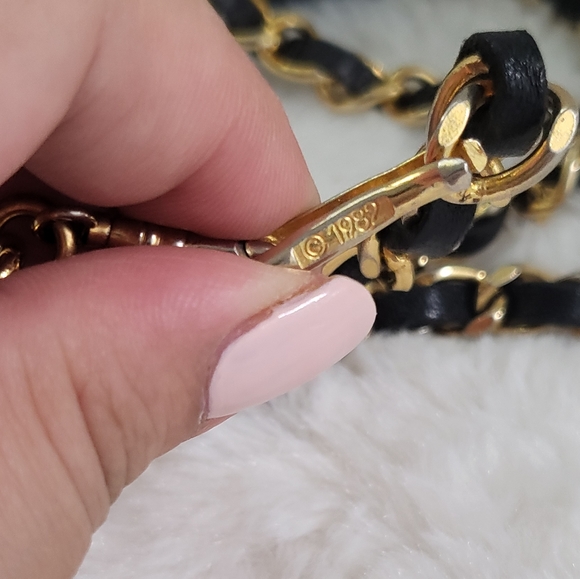 CHANEL 1982 Vintage Medallion Black Leather Chain Belt - Picture 9 of 13